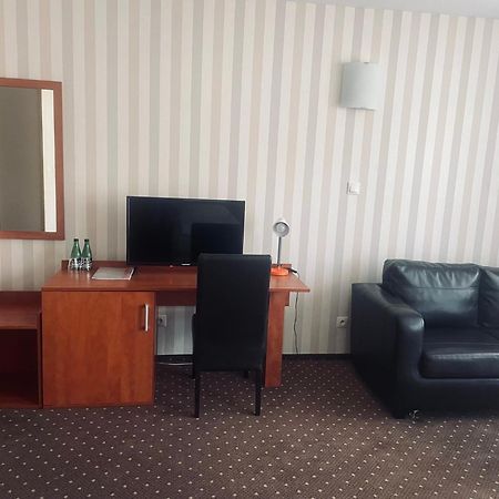 Papaver Hotel Ślesin Exteriör bild