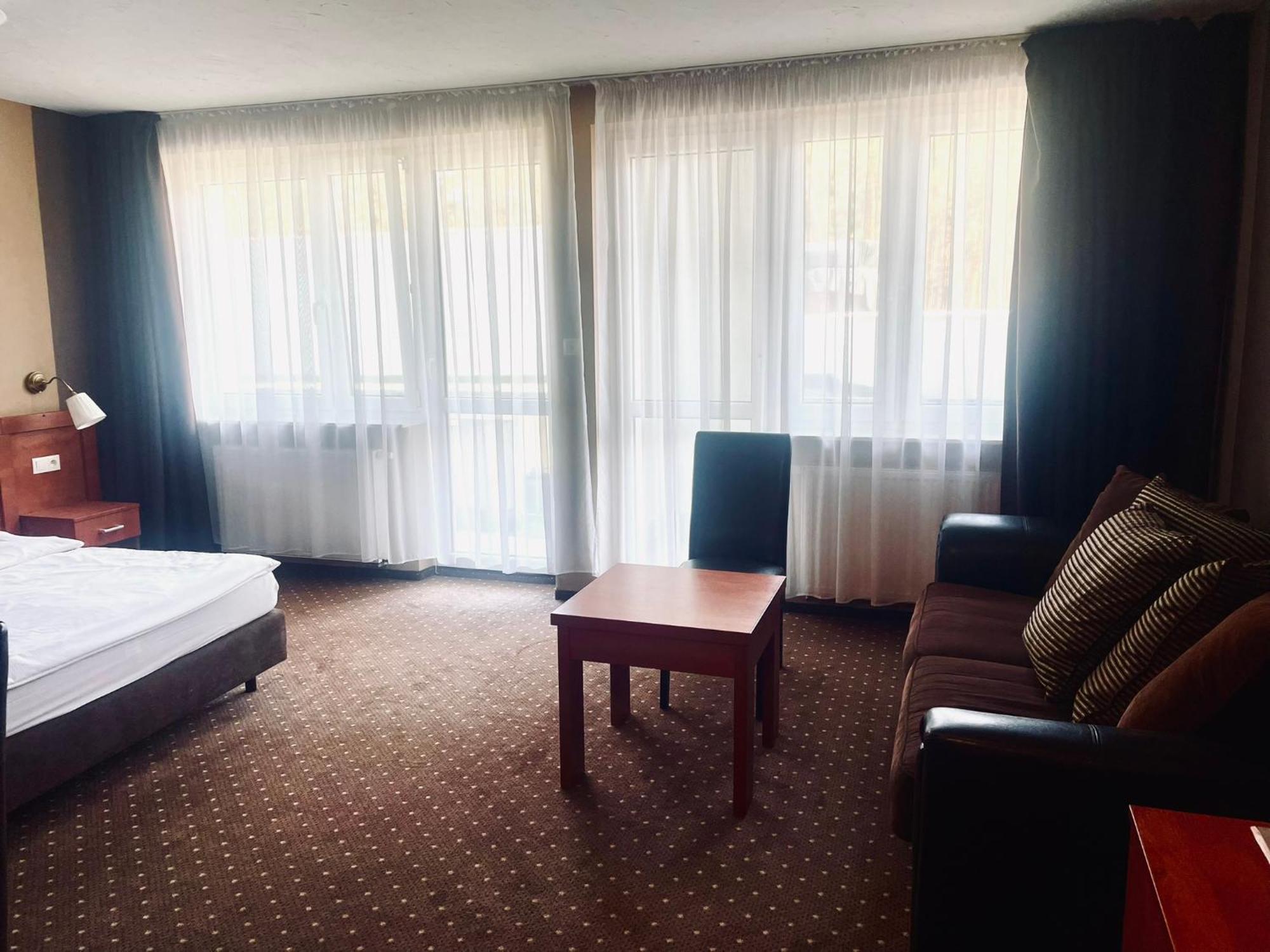 Papaver Hotel Ślesin Exteriör bild